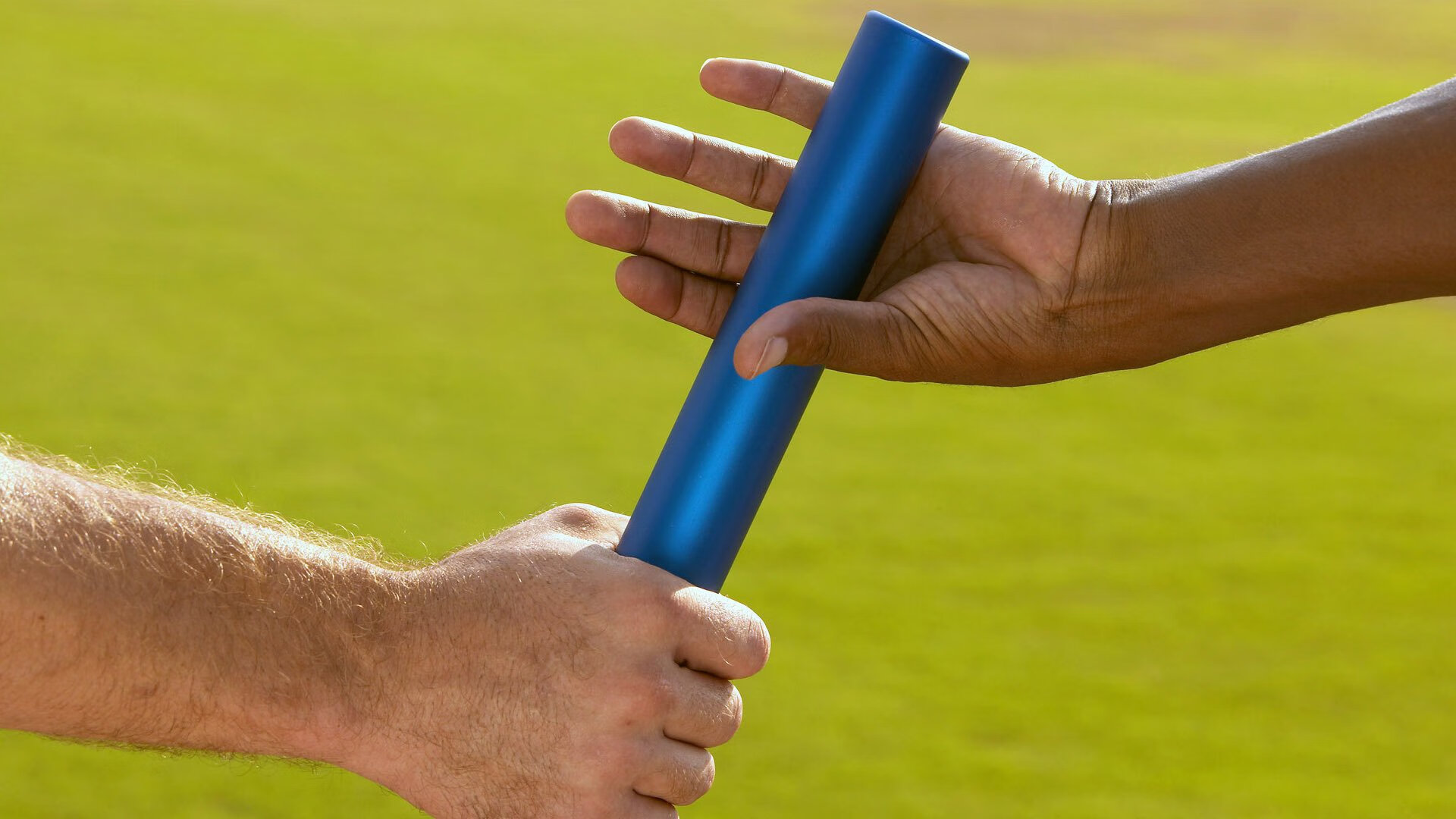 紧张比赛中球队实力对决,角逐激烈,紧张激烈的比赛开始了,选手们歇后语